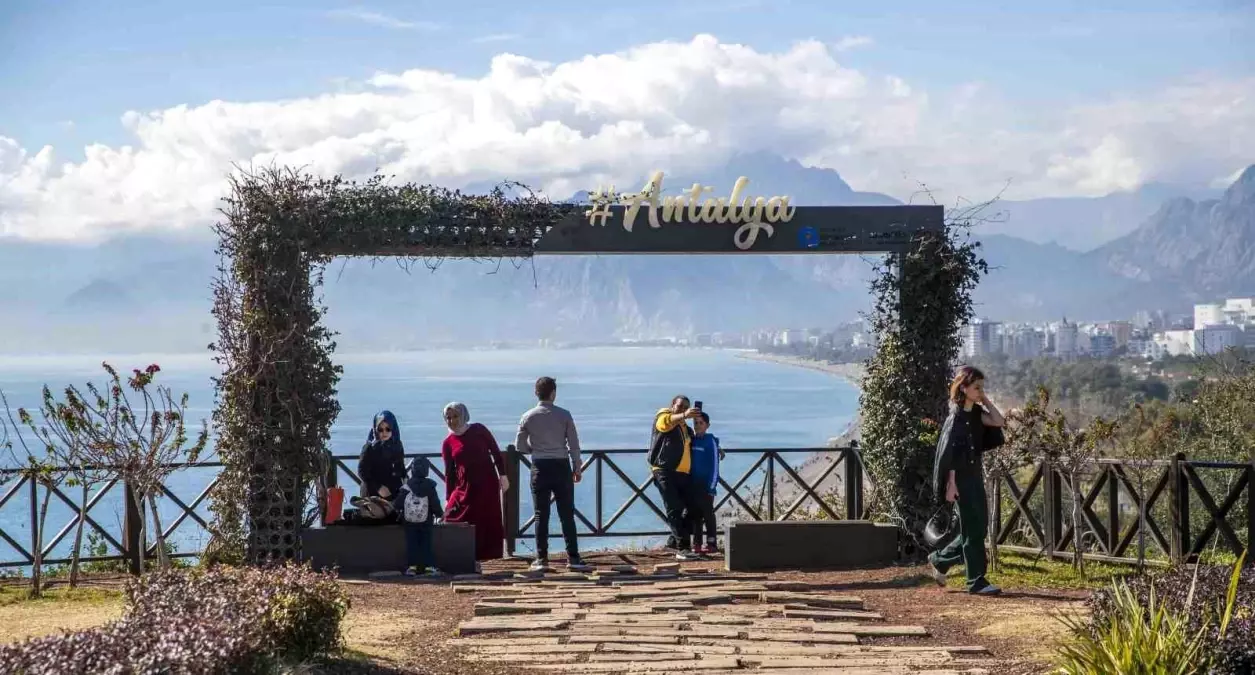 Antalya\'da Hava Sıcaklığının Yükselmesiyle Konyaaltı Sahili\'nde Yoğunluk Oluştu