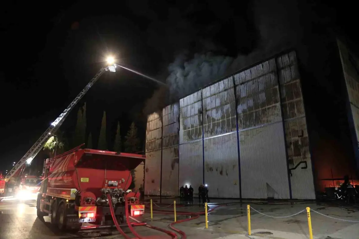 Antalya\'da Serbest Bölge\'deki Tersanede Yangın Kontrol Altına Alındı