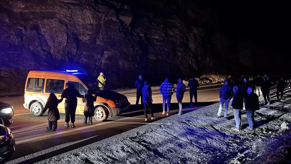 Artvin-Hopa kara yolunda heyelan nedeniyle ulaşım durdu