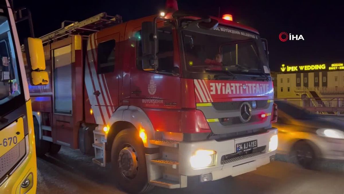 Avcılar\'da seyir halindeki sürücü, park halindeki otobüslere çarptı: 2 yaralı
