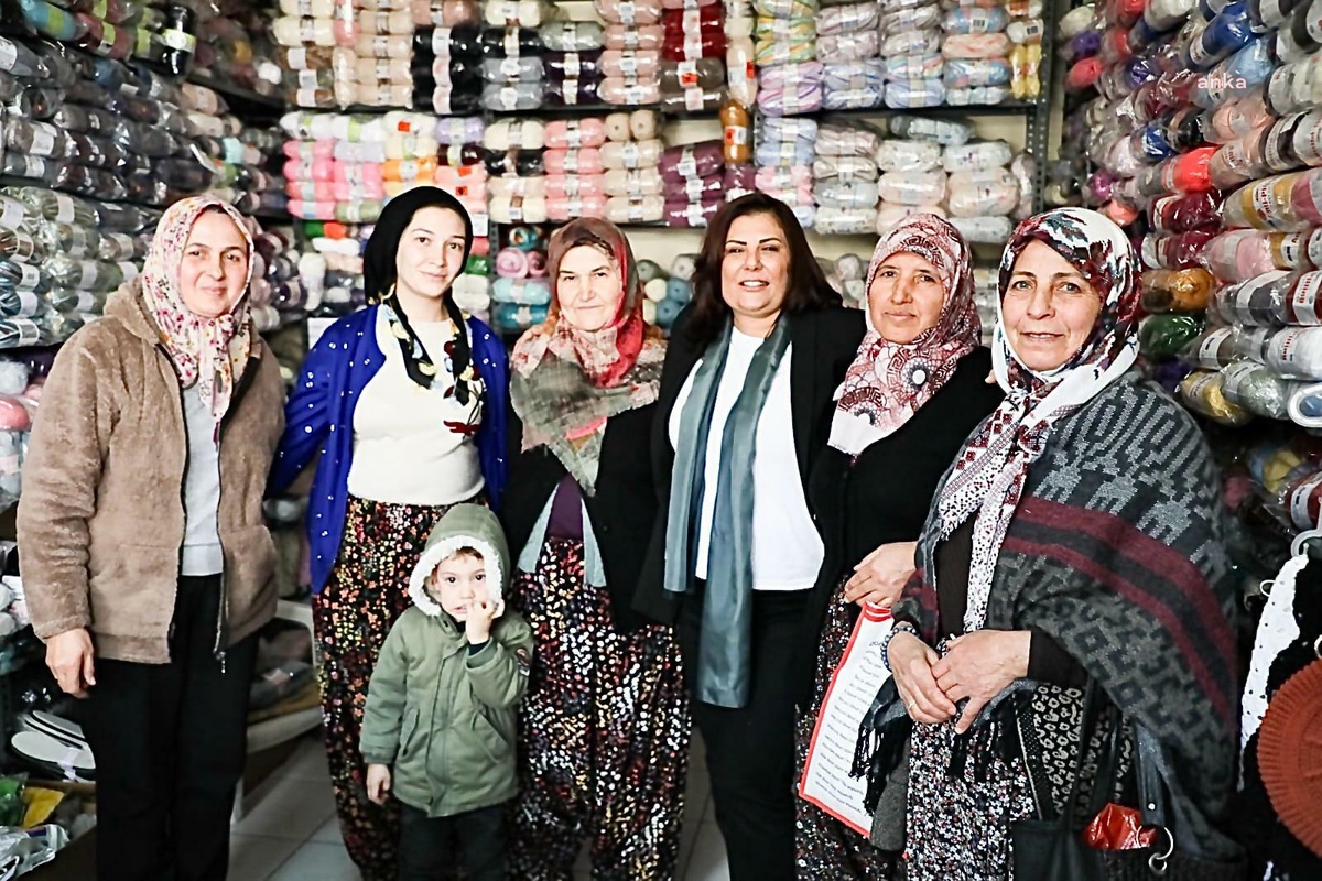 Aydın Büyükşehir Belediye Başkanı Özlem Çerçioğlu Köşk Pazarı\'nda Esnaf ve Vatandaşlarla Buluştu