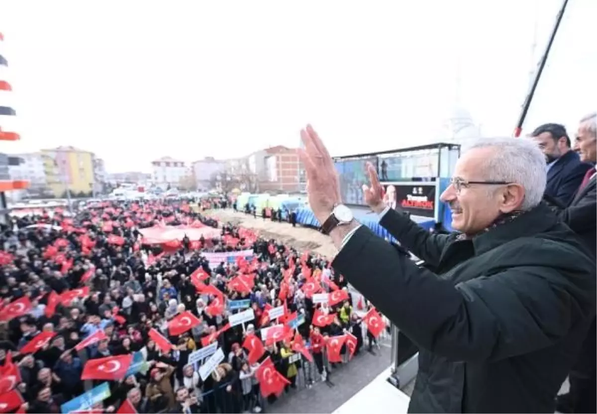 Ulaştırma ve Altyapı Bakanı: Türkiye\'ye Ankara Merkezli Hizmet Veriyoruz