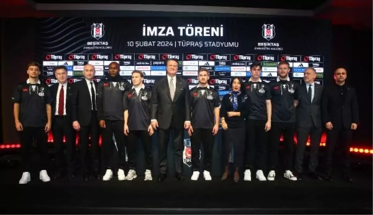 Beşiktaş'ta yeni transferler için imza töreni düzenlendi