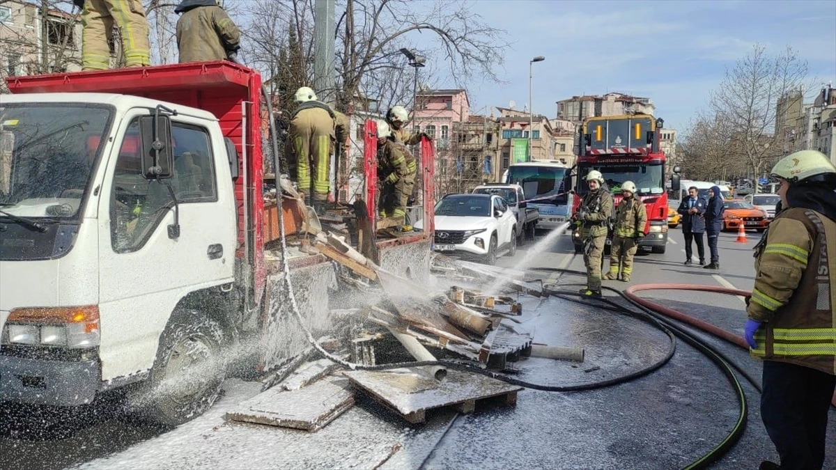 Beyoğlu\'nda park halindeki palet yüklü kamyonette çıkan yangın söndürüldü