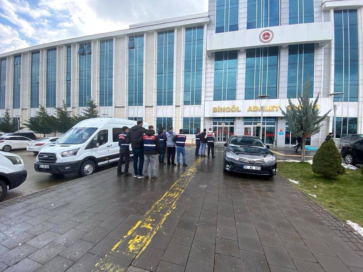 Bingöl\'de jandarma ekipleri tarafından hırsızlık ve uyuşturucu suçundan aranan 3 şahıs yakalandı