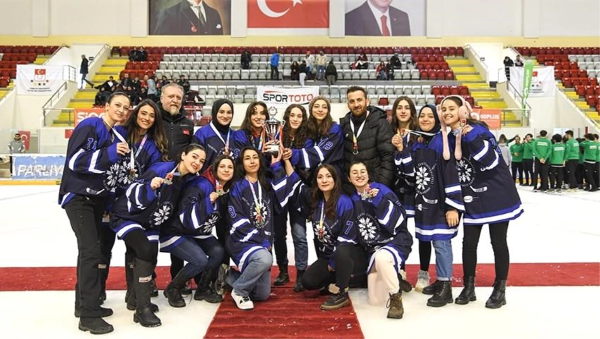 Erzurum Teknik Üniversitesi Üniversite Sporları Buz Hokeyi Şampiyonası\'nda çifte kupa kazandı