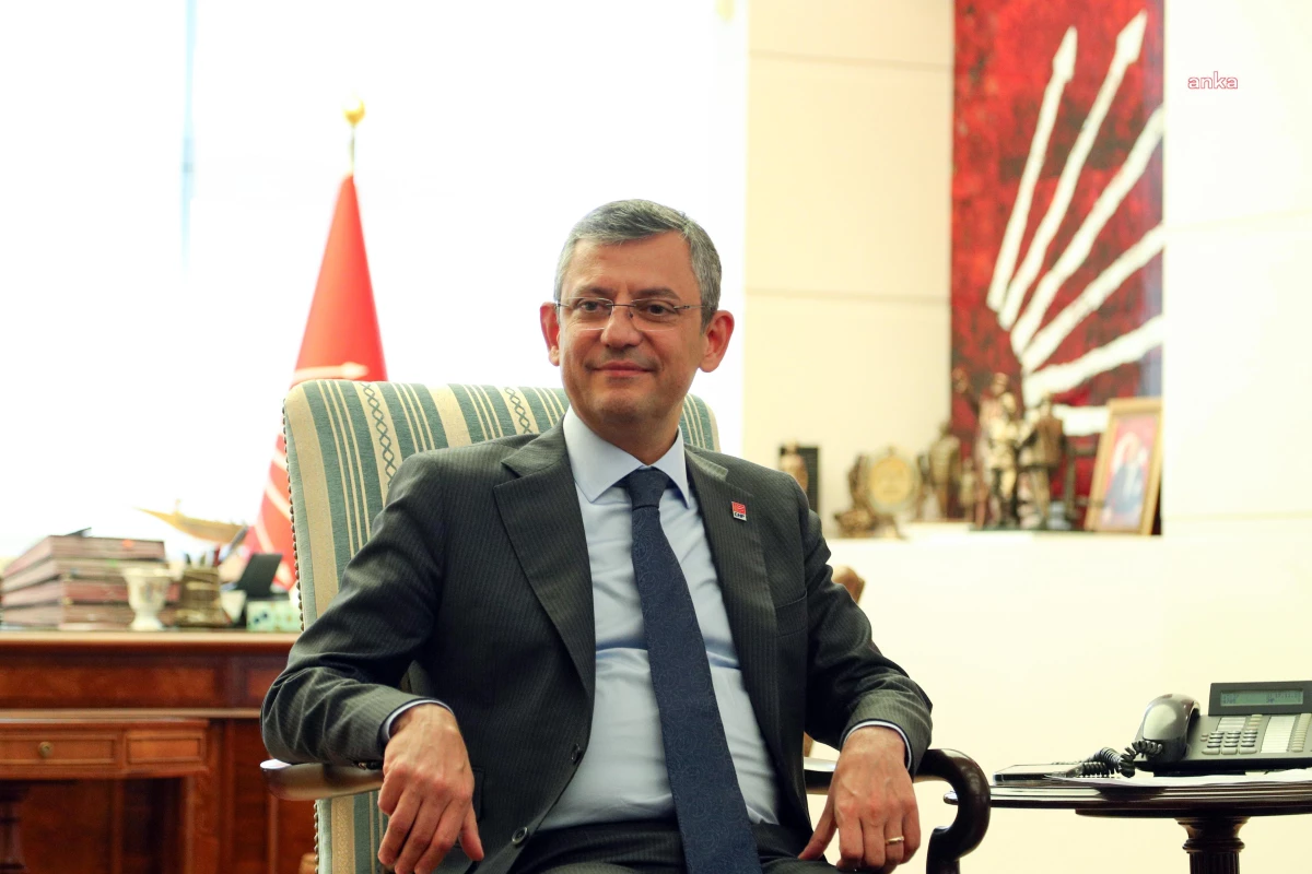 CHP Genel Başkanı Özgür Özel, Alper Gezeravcı\'nın babasıyla görüştü