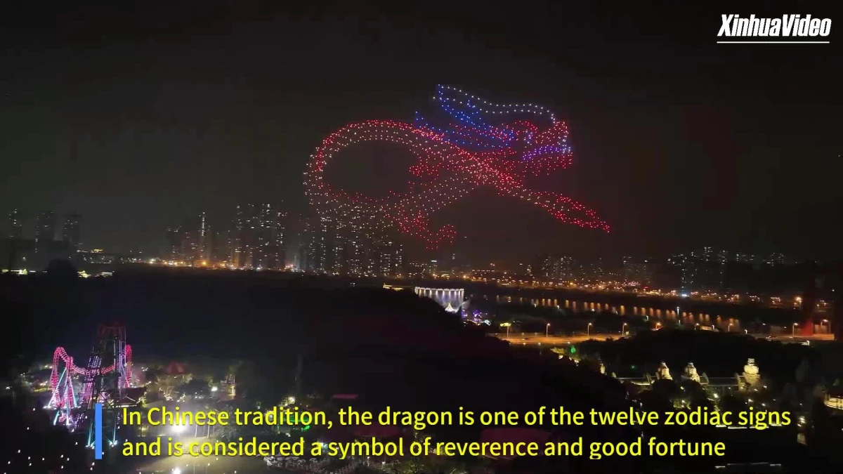 Çin\'de Yeni Yıl kutlamalarında gökyüzünde ejderha şeklinde uçan dronelar kullanıldı