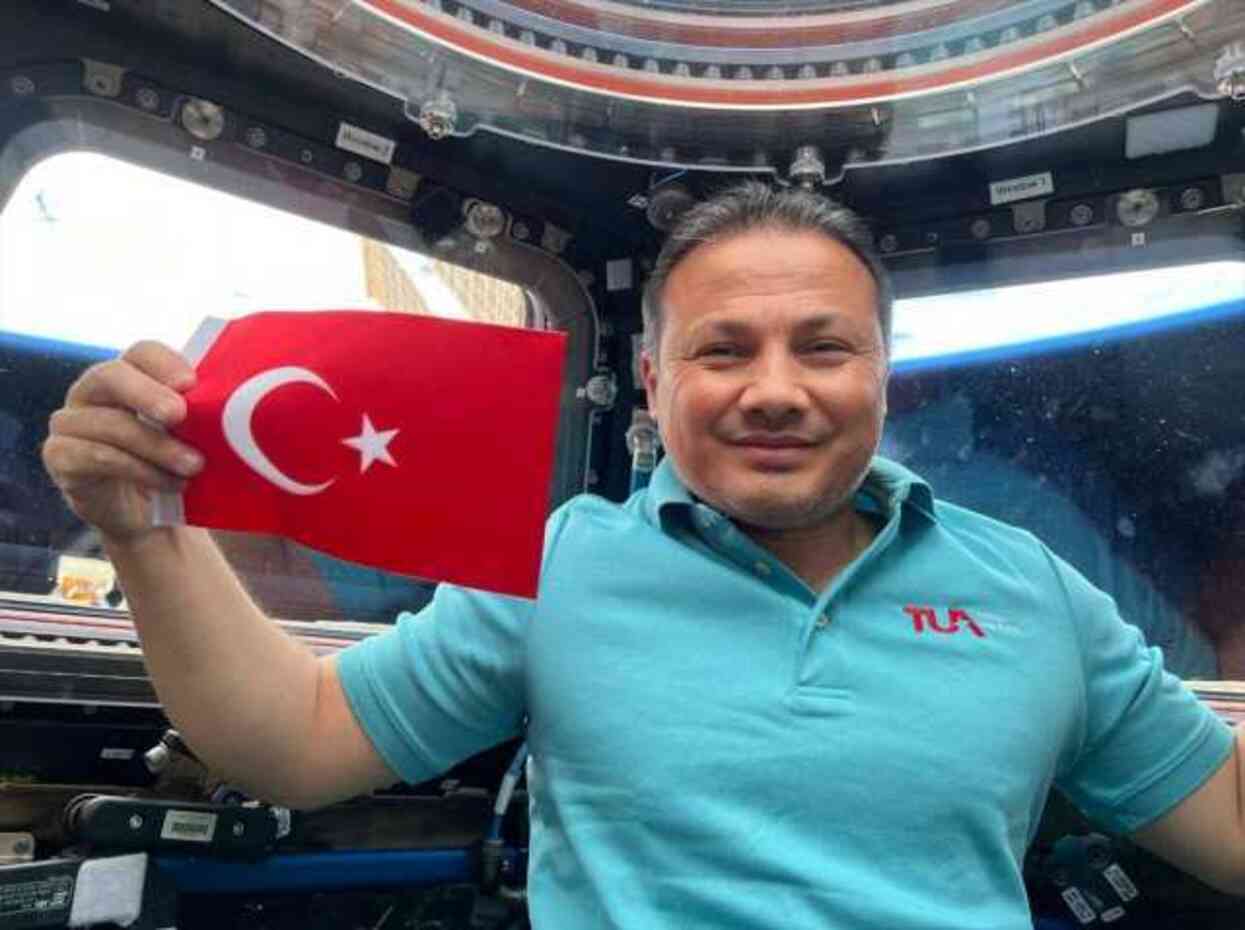 Cumhurbaşkanı Erdoğan, Türkiye'nin ilk astronotu Alper Gezeravcı ile görüştü Cumhurbaşkanı Erdoğan, Türkiye'nin ilk astronotu Alper Gezeravcı ile görüştü