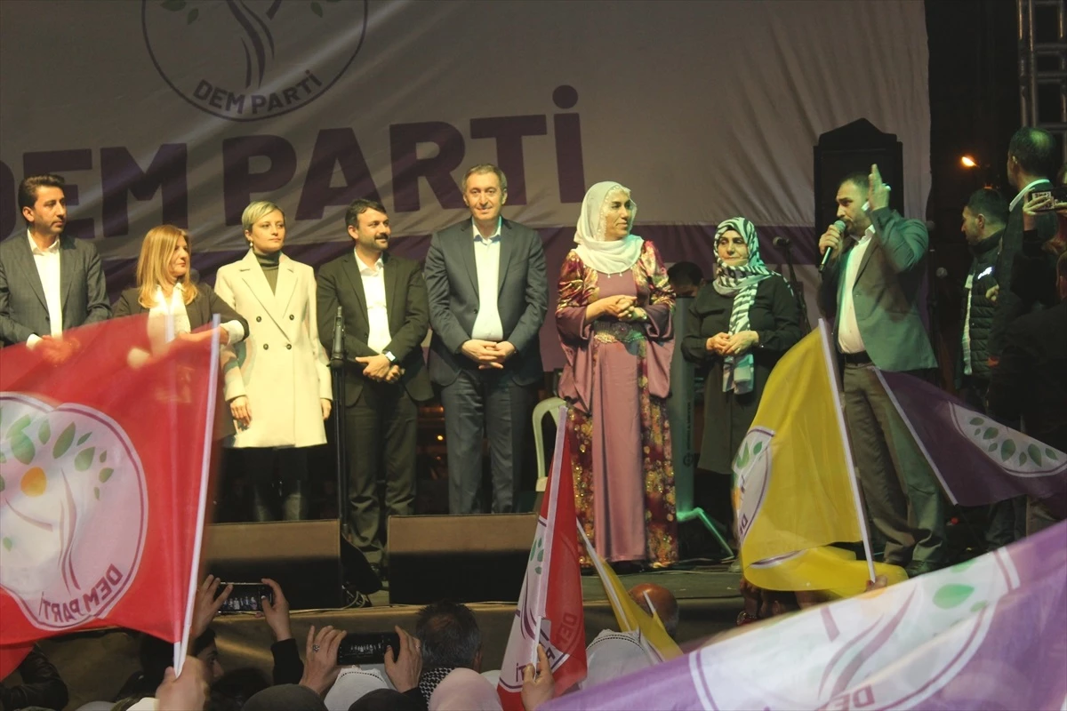 DEM Parti Eş Genel Başkanı Tuncer Bakırhan, Mersin\'de STK temsilcileriyle bir araya geldi