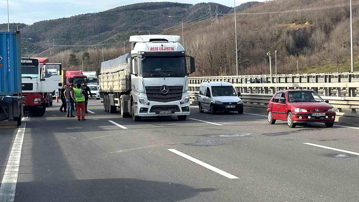 Düzce\'de tır dorsesinin yol kapatması vinç ile kaldırıldı