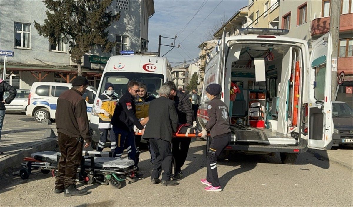 Düzce\'de otomobil ile panelvanın çarpışması sonucu 3 kişi yaralandı