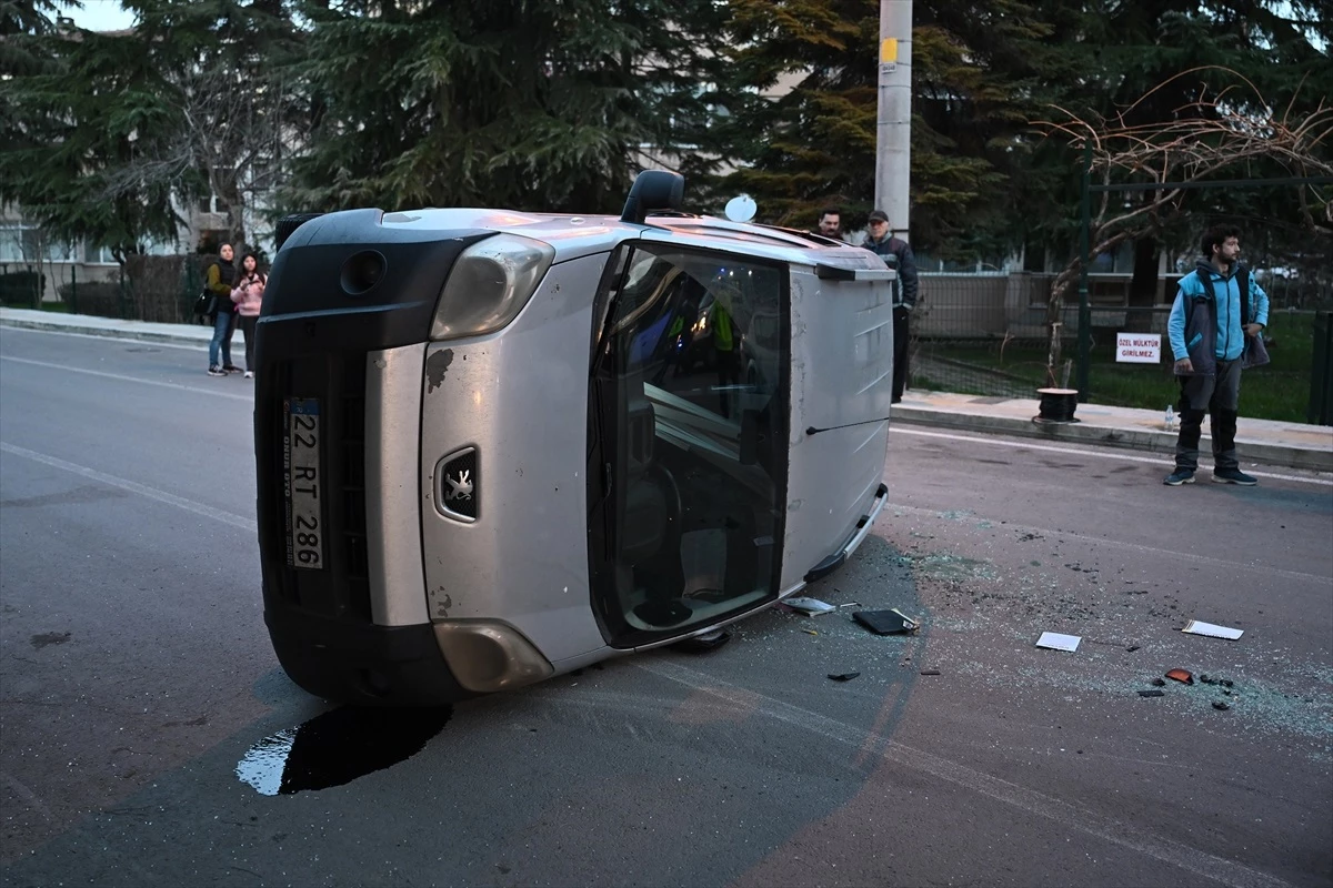 Edirne\'de otomobil ile hafif ticari araç çarpıştı, 1 kişi yaralandı