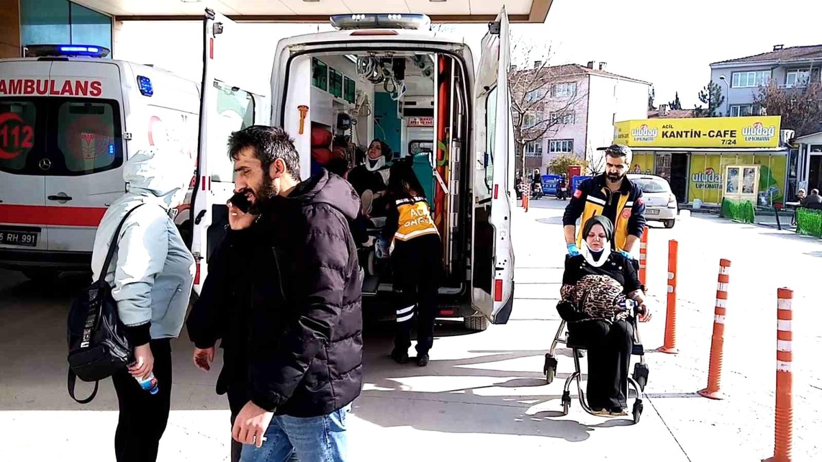 Bursa\'da kamyonetin çarptığı otomobilde 4 kişi yaralandı