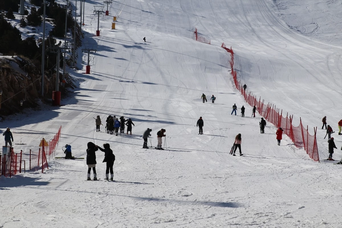Erzincan\'da Kayak Bilmeyen Kalmasın Projesi ile Öğrenciler Kayakla Tanıştı