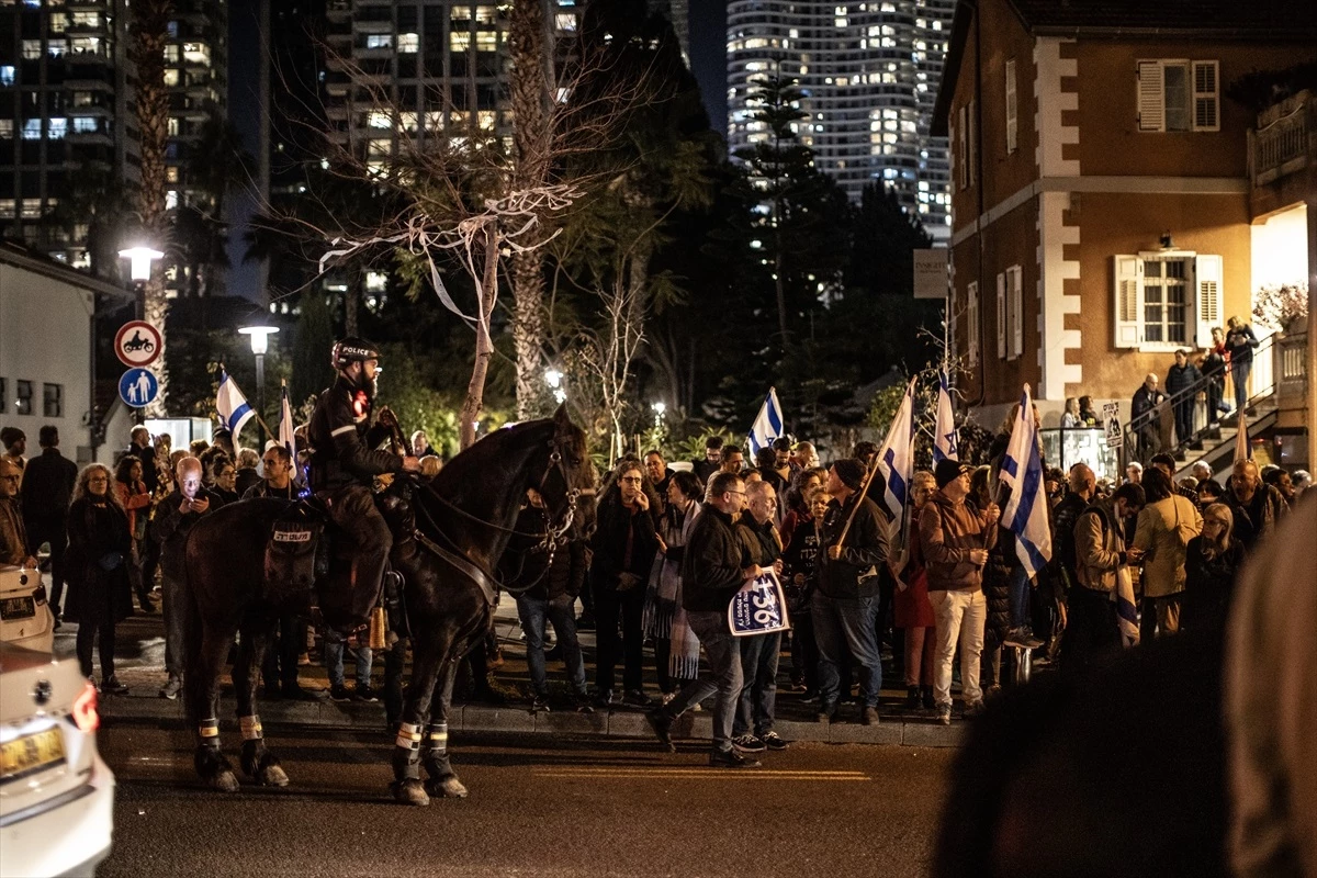 Tel Aviv\'de İsrailli esirlerin yakınlarından hükümete karşı protesto