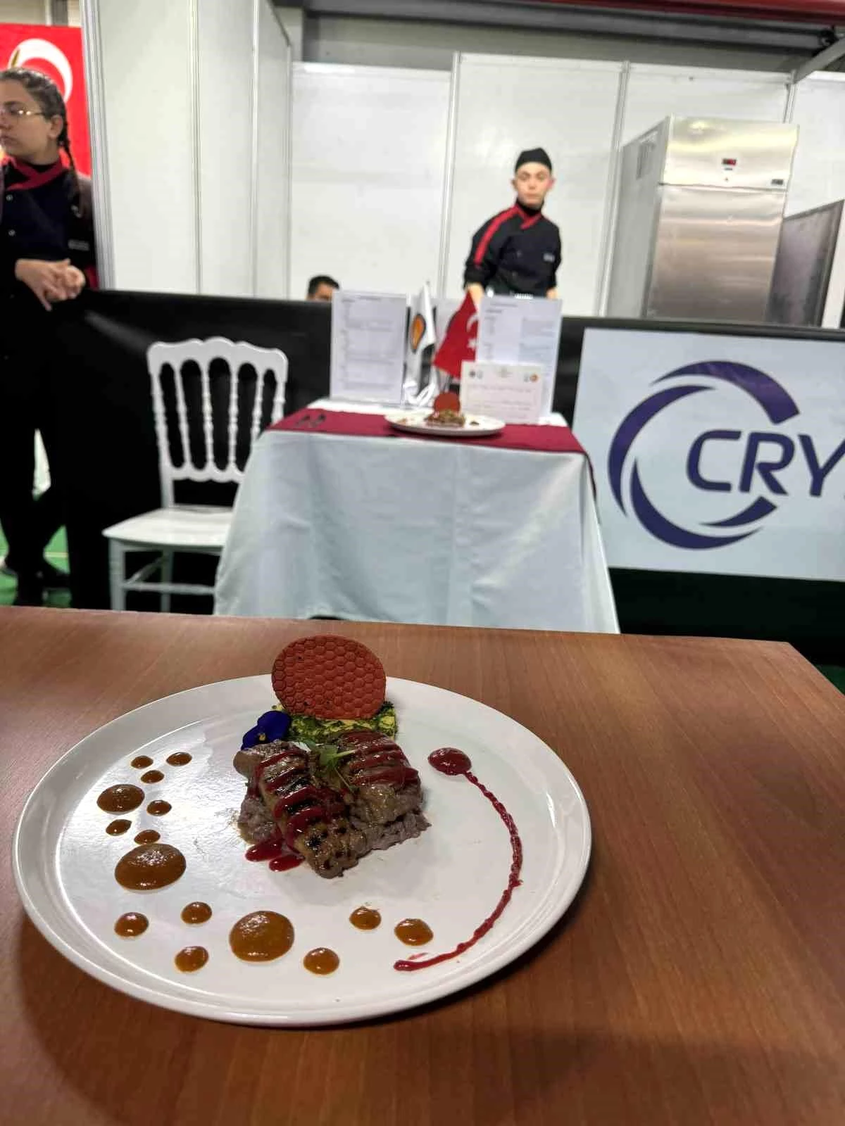 Balıkesir Gazi Mustafa Kemal Mesleki ve Teknik Anadolu Lisesi Öğrencileri Uluslararası Gastronomi Yarışması\'nda Zafer Kazandı
