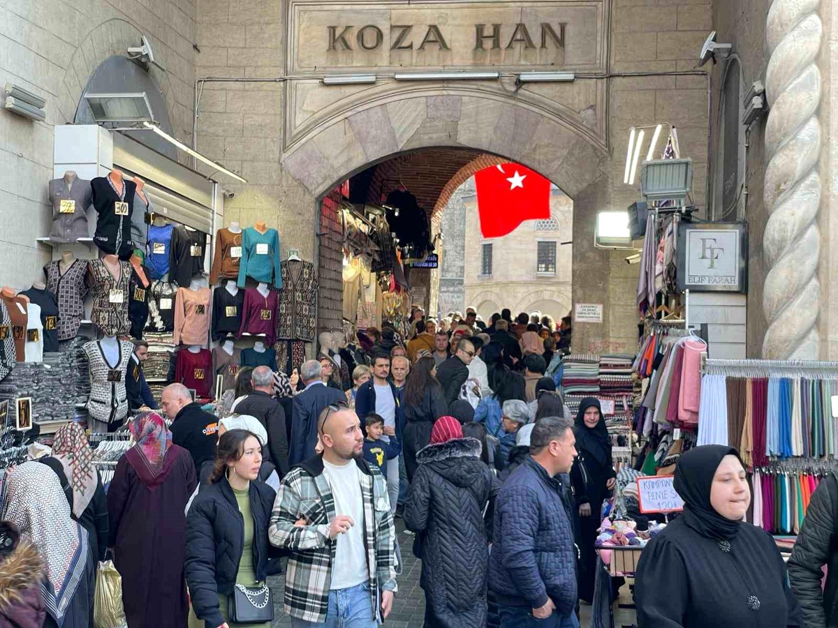 Havanın güzel olmasıyla Bursa\'da tarihi çarşıya akın