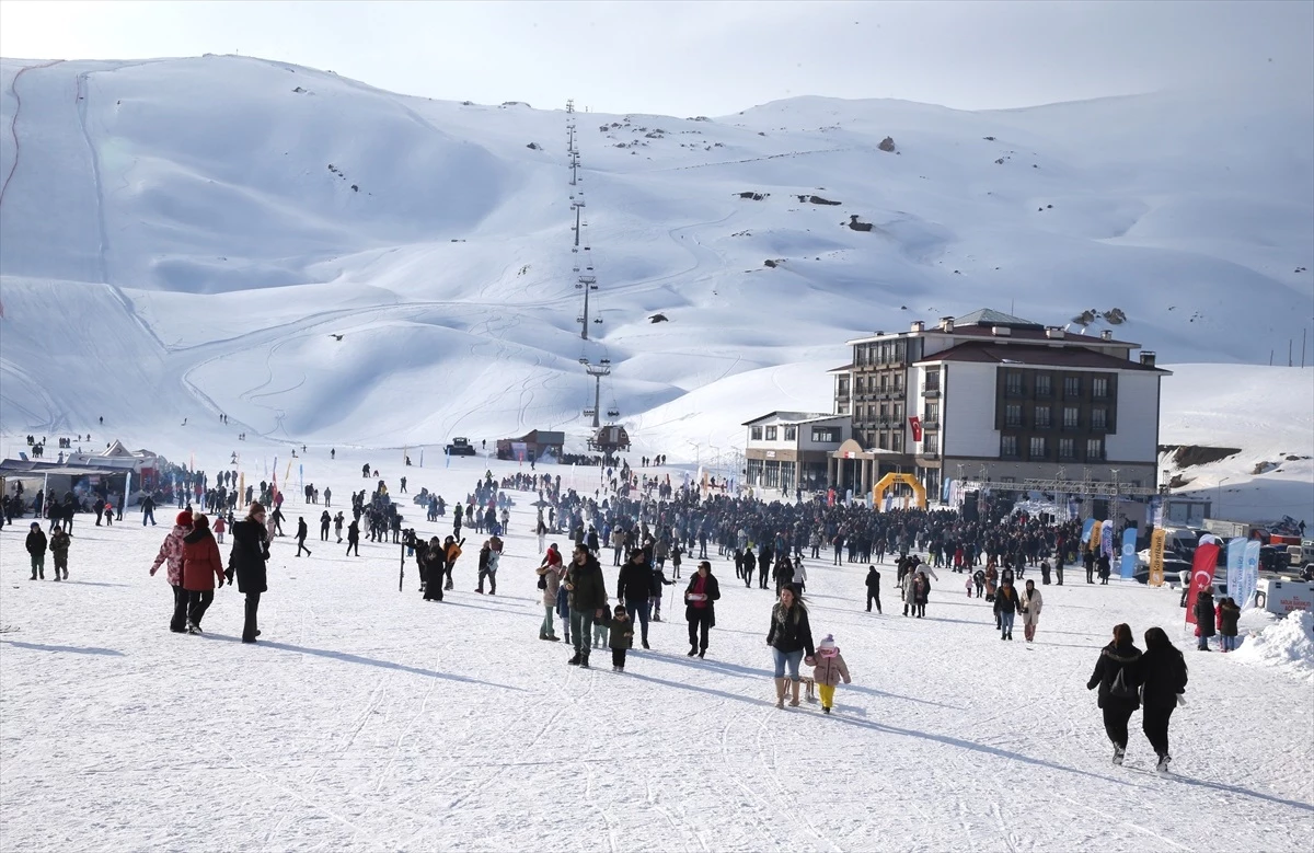 Hakkari\'de 5. Kar Festivali Meşaleli Kayak Gösterisiyle Başladı