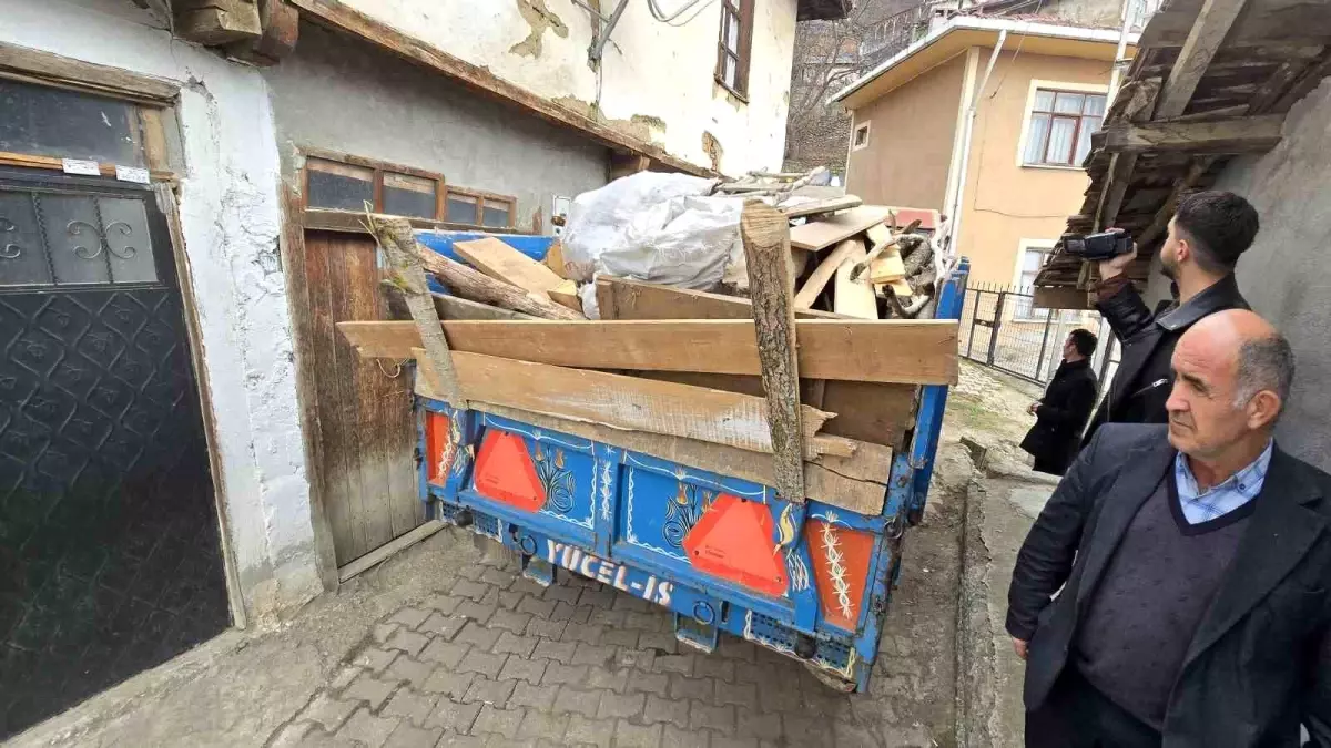 Niksar Sosyal Yardımlaşma Vakfı, Heyelan Sonucu Evlerini Terk Eden Vatandaşlara Yardım Sağlıyor