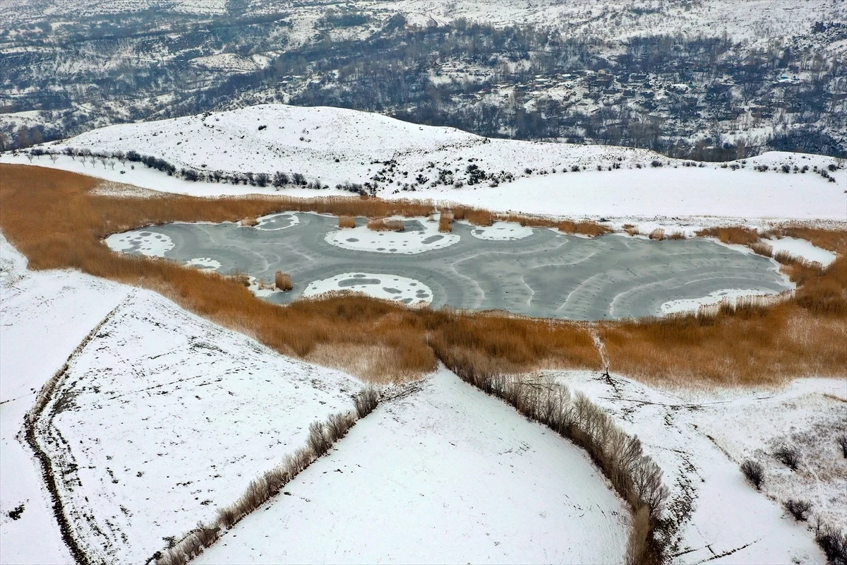Iğdır\'da Üçkaya Gölü\'nün donmuş yüzeyi dron ile kaydedildi