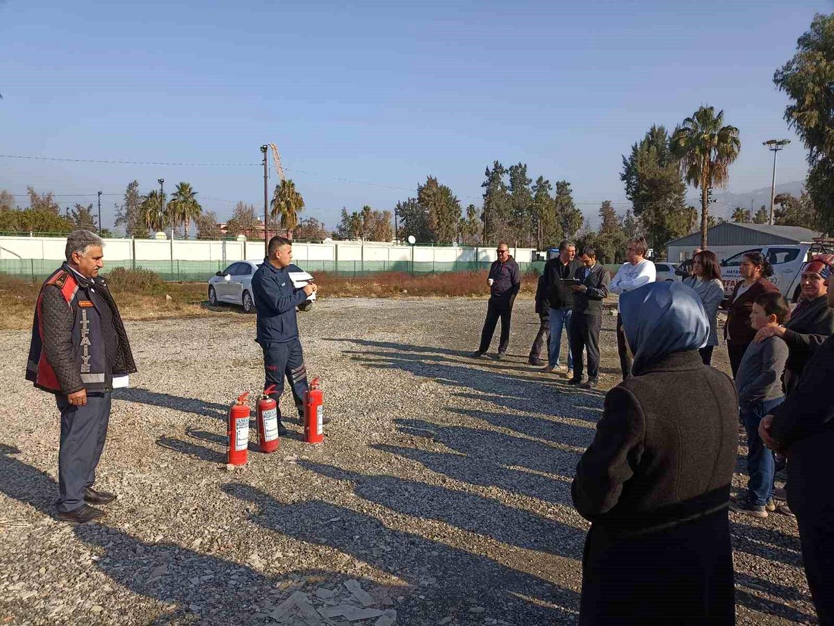 İskenderun\'da konteyner kent sakinlerine yangın eğitimi verildi
