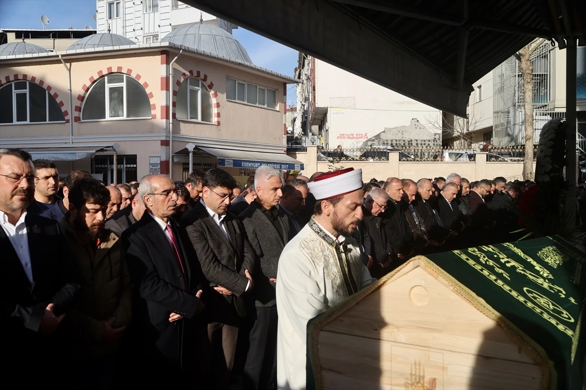 İstanbul Beylikdüzü\'nde metrobüs kazasında hayatını kaybeden sürücü toprağa verildi