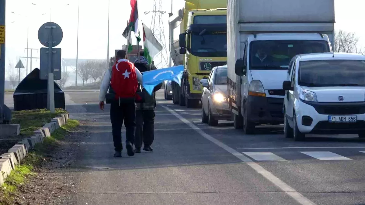 İstanbul\'dan Ankara\'ya Filistin için yürüyüş başlatan 2 arkadaş Bolu\'ya geldi