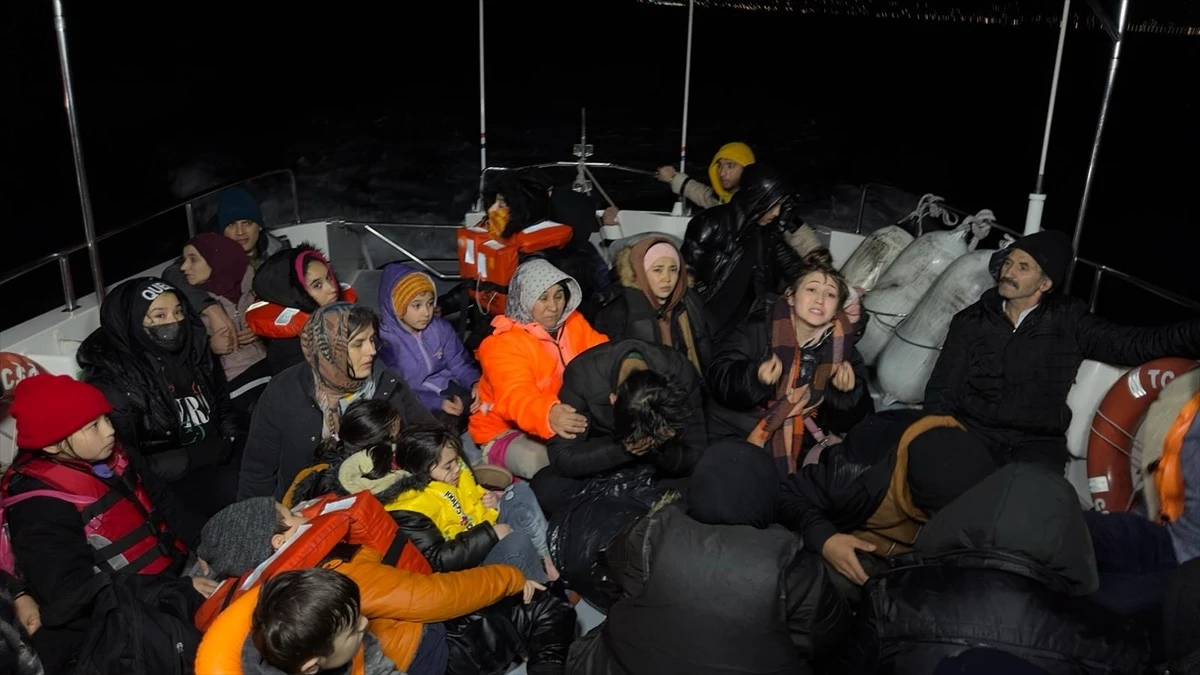 İzmir Çeşme açıklarında 43 düzensiz göçmen kurtarıldı, 34 düzensiz göçmen yakalandı
