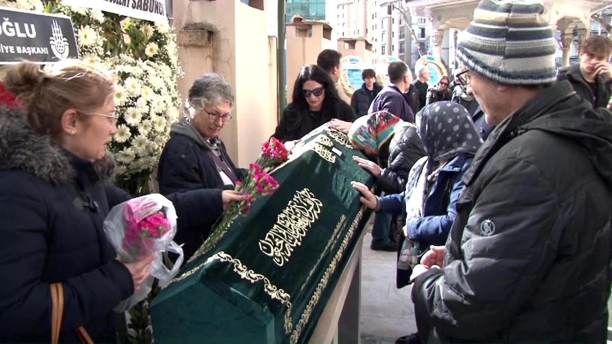 Kadıköy\'de tramvay kazasında hayatını kaybeden yaşlı kadın toprağa verildi