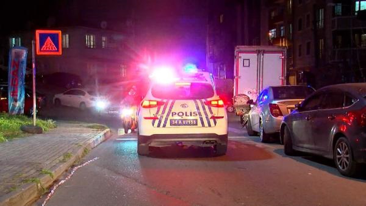 Kağıthane\'de Kontrolden Çıkan Otomobil 3 Araça ve 2 Yayaya Çarptı