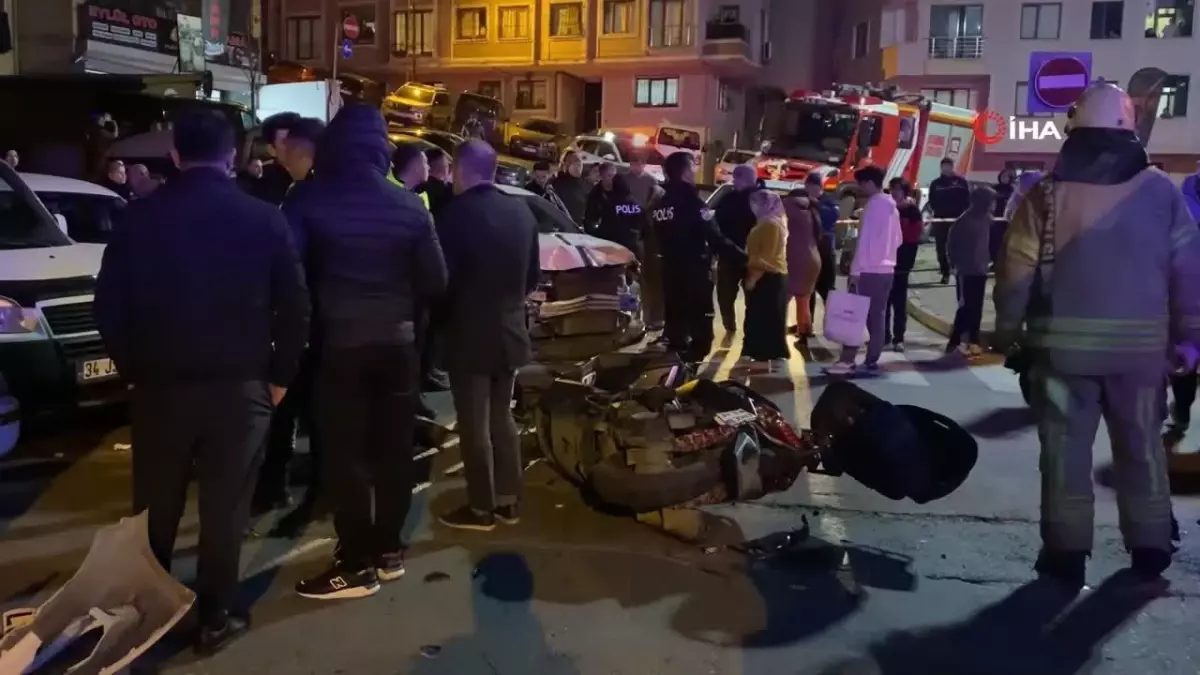 Kağıthane'de kontrolden çıkan otomobil, park halindeki araçlara çarptı: 2 yaralı