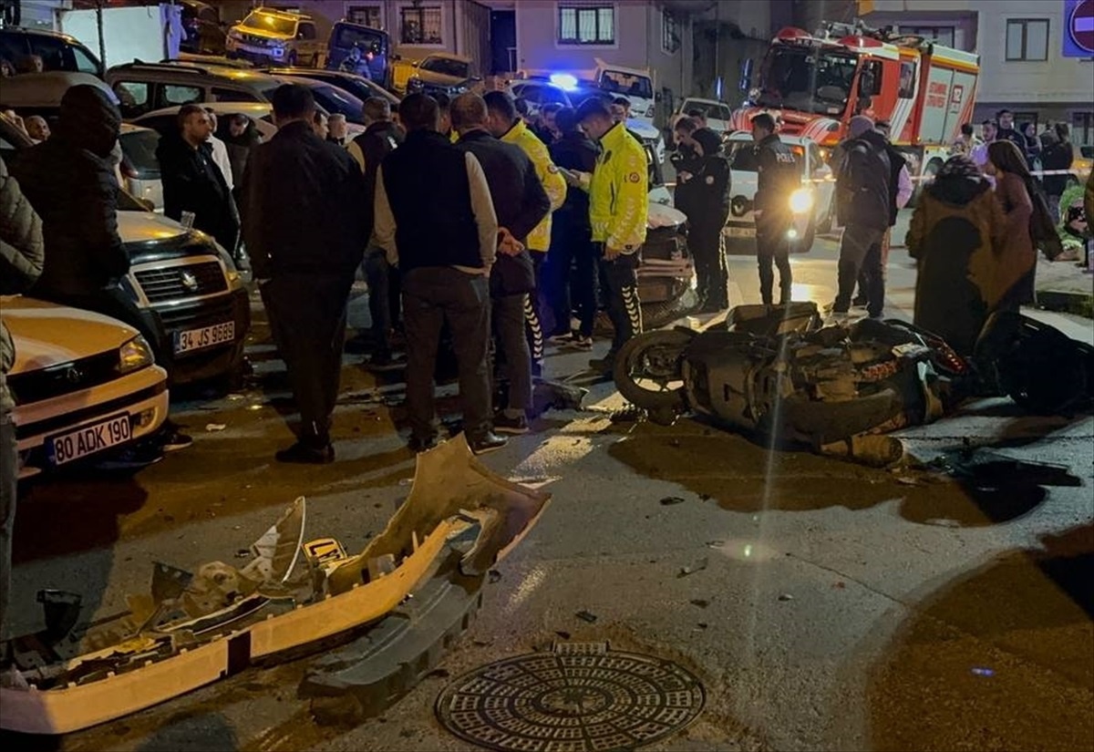 Kağıthane\'de Kontrolden Çıkan Otomobilin Çarptığı Yol Kenarındaki 2 Kişi Yaralandı