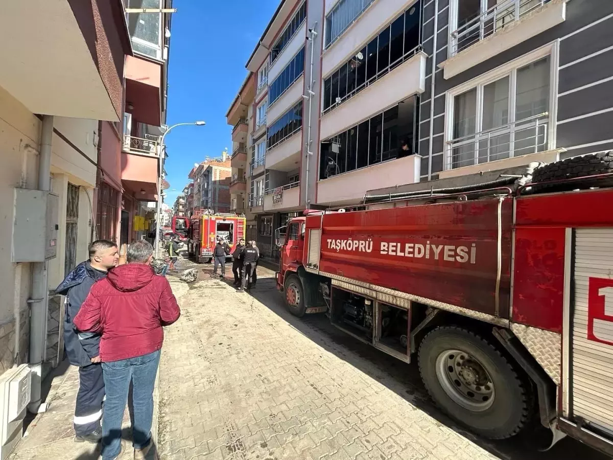 Kastamonu Taşköprü\'de bir binanın girişinde çıkan yangın söndürüldü