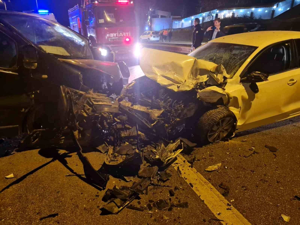 Kırklareli\'nde otomobil ile panelvanın çarpışması sonucu 2 kişi yaralandı