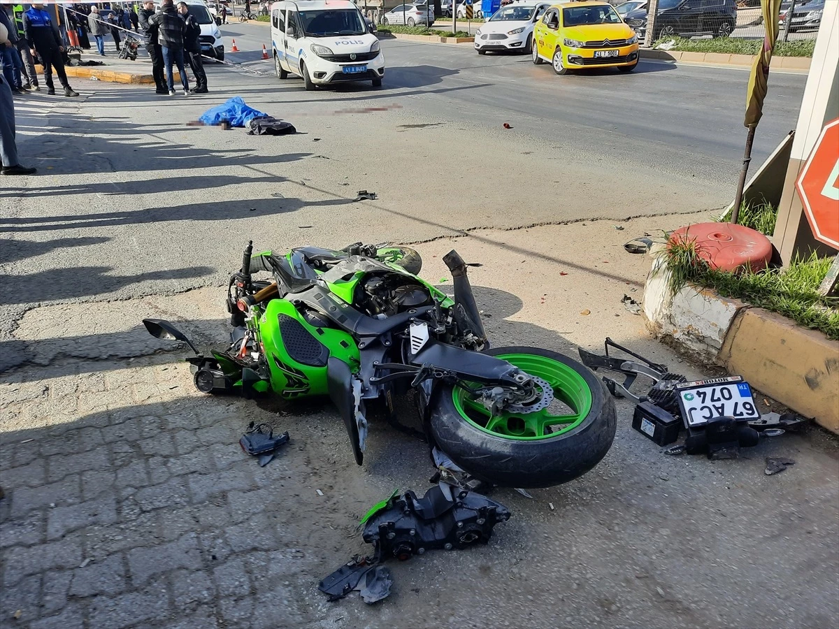 Gölcük\'te Motosiklet Kazası: Bir Yaya Hayatını Kaybetti, Sürücü Ağır Yaralandı