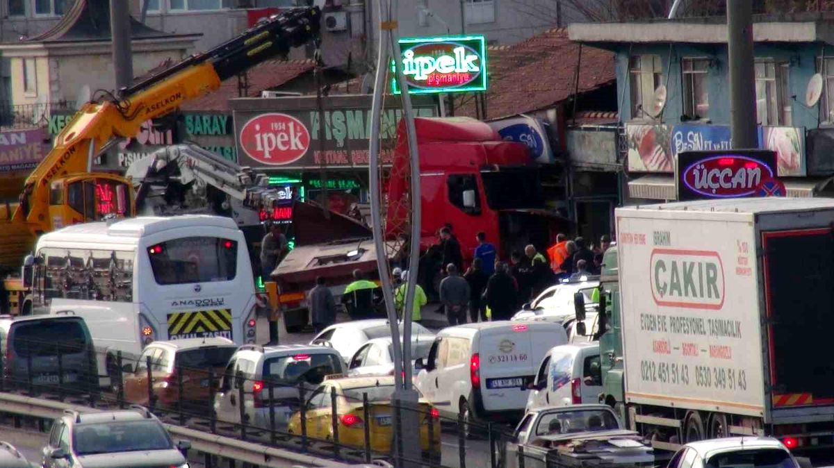 İzmit\'te makaslayan tır çay ocağına daldı: 4 yaralı