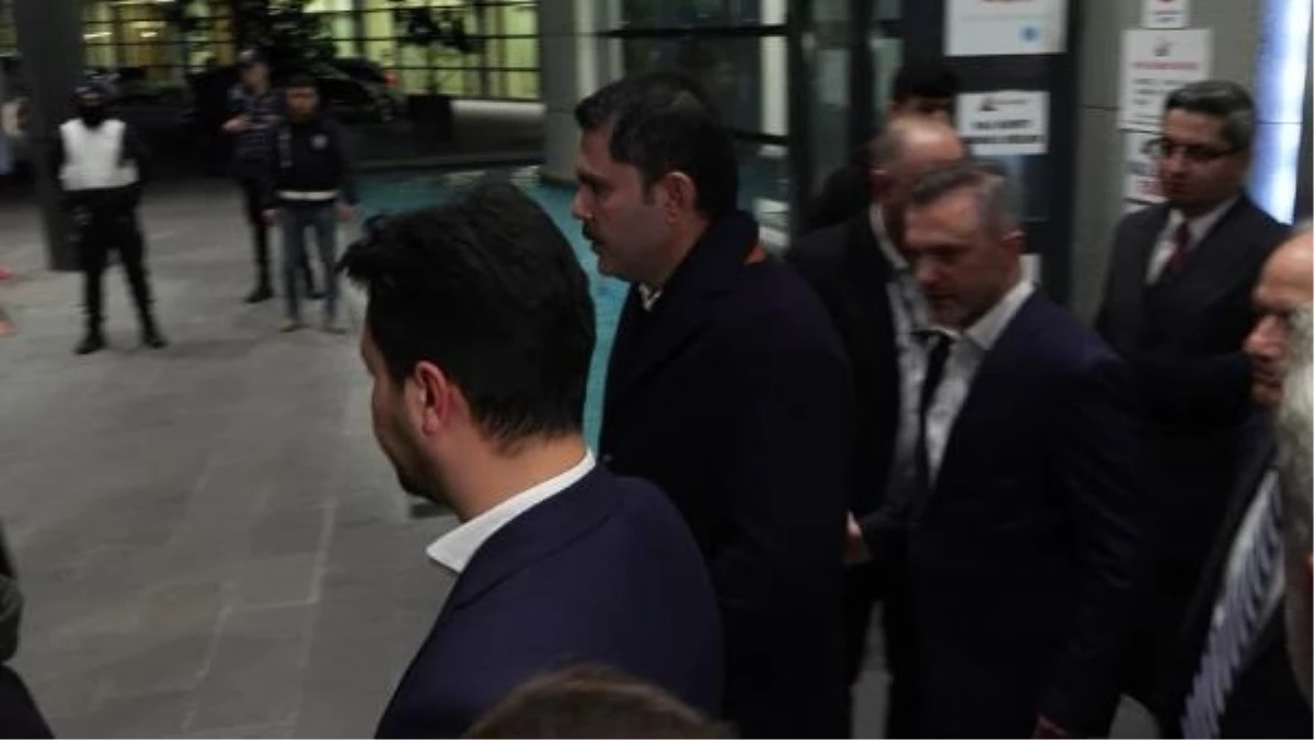 Murat Kurum, saldırı sonrası yaralanan Ebru Güneş\'i hastanede ziyaret etti