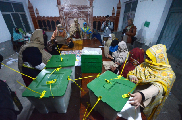 Pakistan Cumhurbaşkanı: Elektronik oylama makineleri olsaydı, krizden kurtulmuş olacaktık