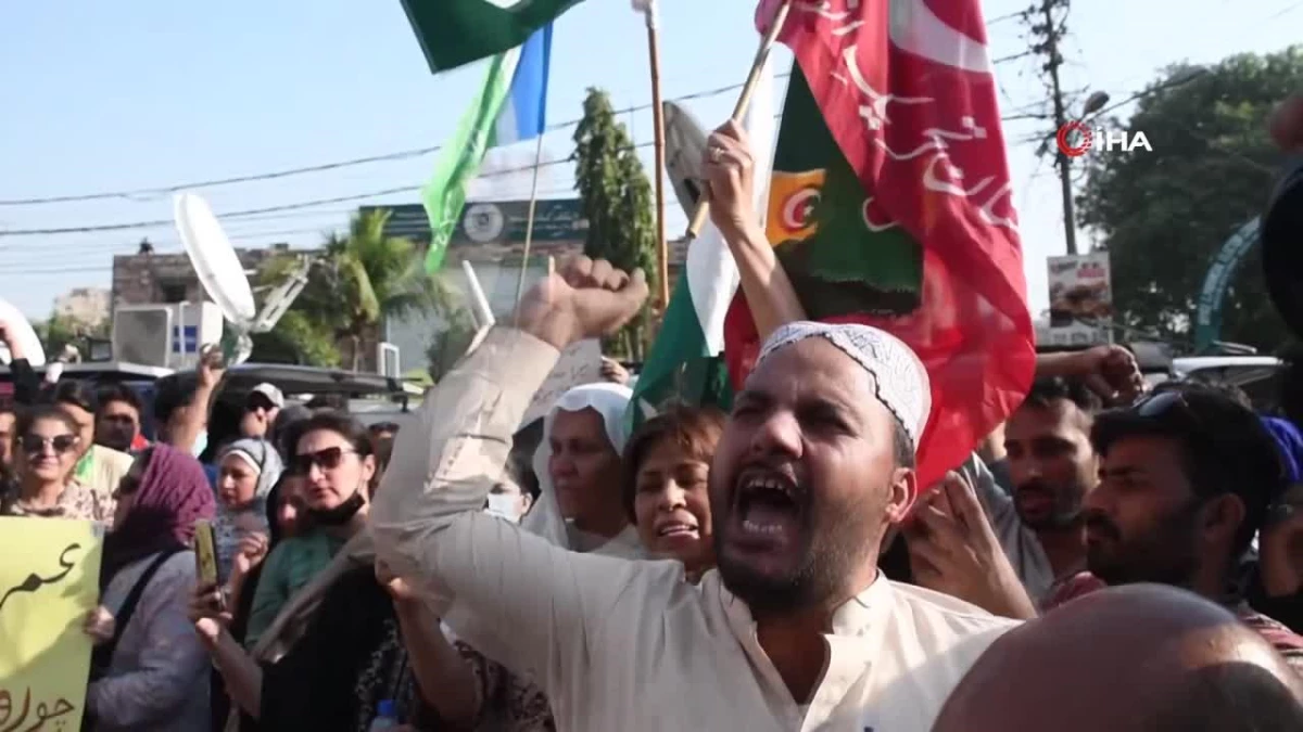 Pakistan\'da Imran Khan destekçileri seçimlerde hile yapıldığı iddiasıyla protesto gösterisi düzenledi