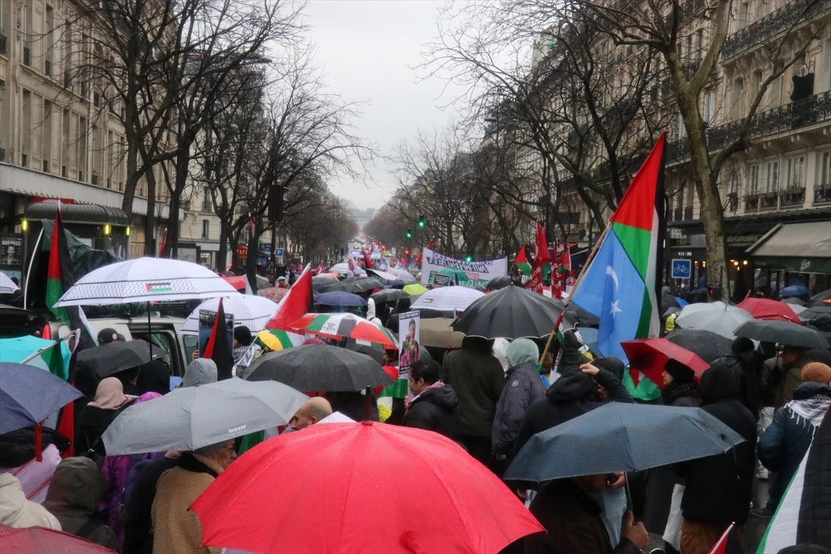 Paris\'te Gazze için ateşkes talebiyle yürüyüş yapıldı