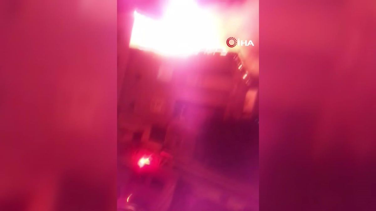 Pendik'te 3 katlı binanın çatısı alev alev yandı