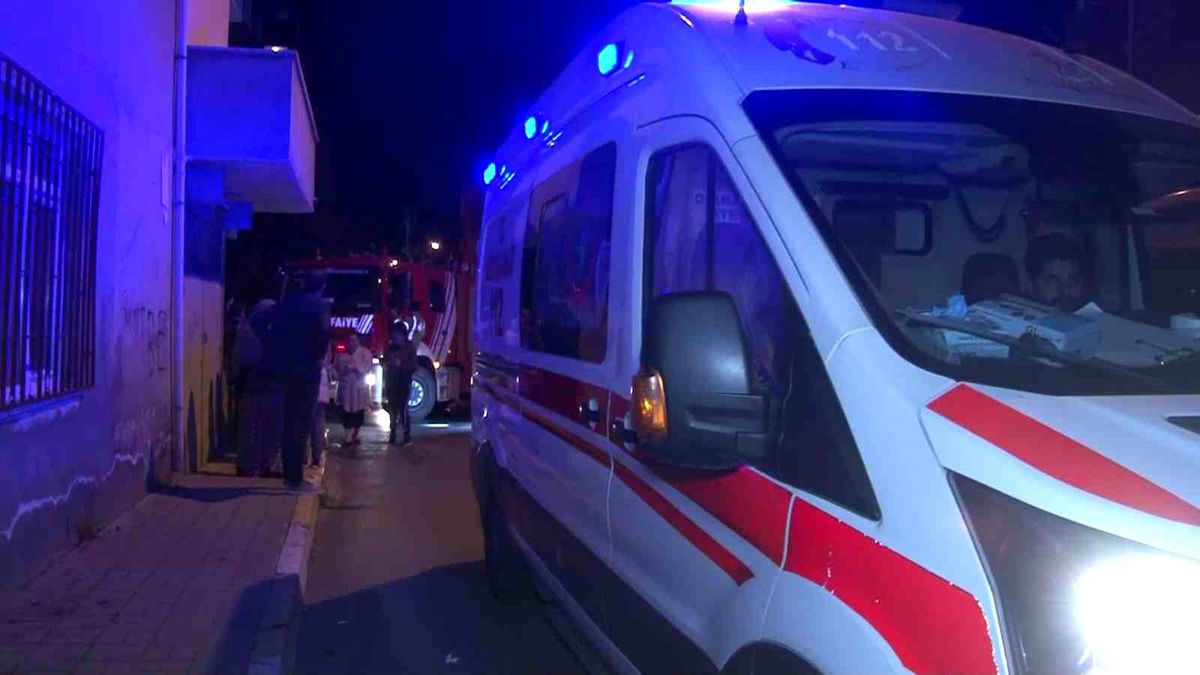 Pendik\'te 3 katlı binanın çatısında çıkan yangın yanındaki 4 katlı binaya sıçradı