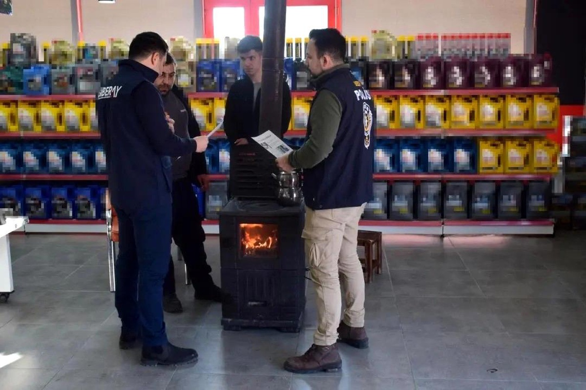 Erzincan\'da polis ekipleri vatandaşları dolandırıcılık konusunda bilgilendirdi
