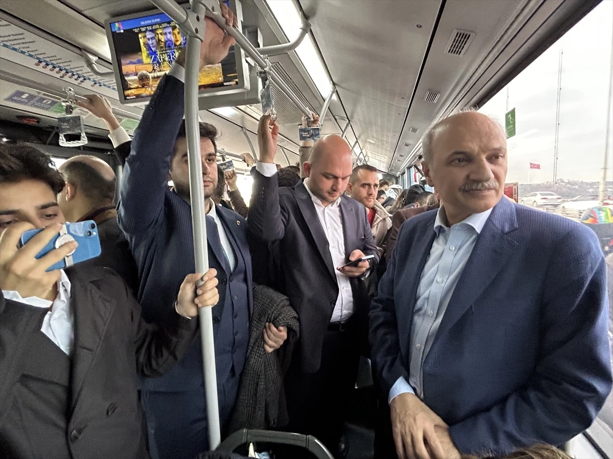 Saadet Partisi İBB Başkan adayı Birol Aydın, metrobüs ve Marmaray\'ı kullanarak toplu taşıma sorununa dikkat çekti