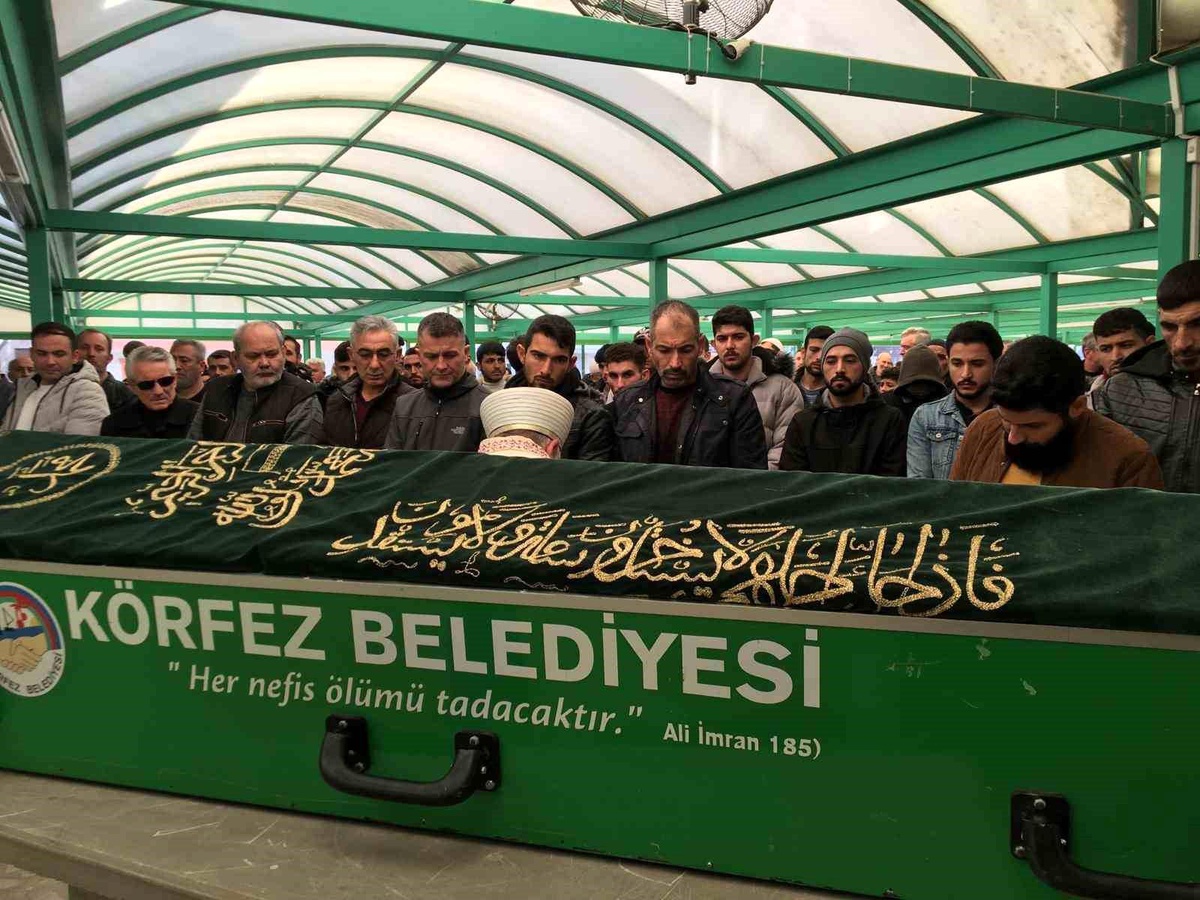 Kocaeli\'de Üst Geçit Yerine Karayolundan Geçmeye Çalışan Gence Otomobil Çarptı