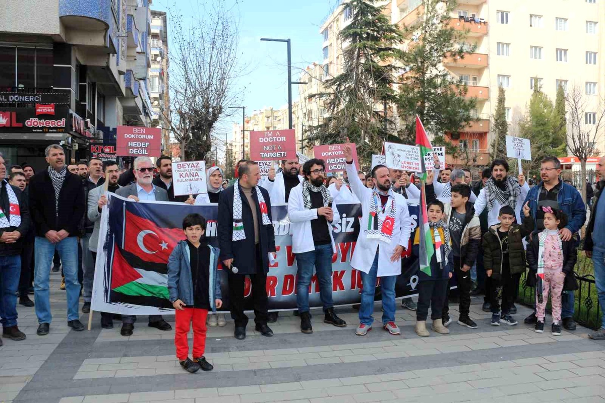 Siirt\'te sağlık çalışanları İsrail\'in Gazze\'ye yönelik saldırılarını protesto etti