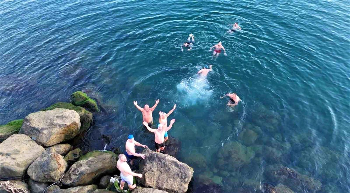 Samsun\'da Yaz-Kış Denize Giren Arkadaş Grubu