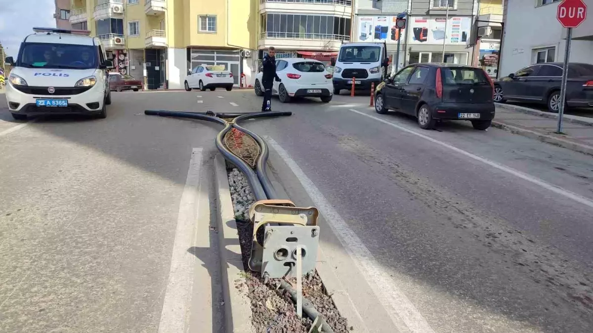 Edirne\'de şiddetli rüzgar nedeniyle aydınlatma direği tarım aracının üzerine devrildi