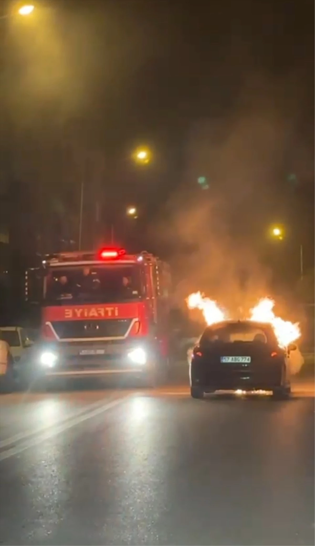 Sinop\'un Ayancık ilçesinde seyir halindeki otomobilde yangın çıktı